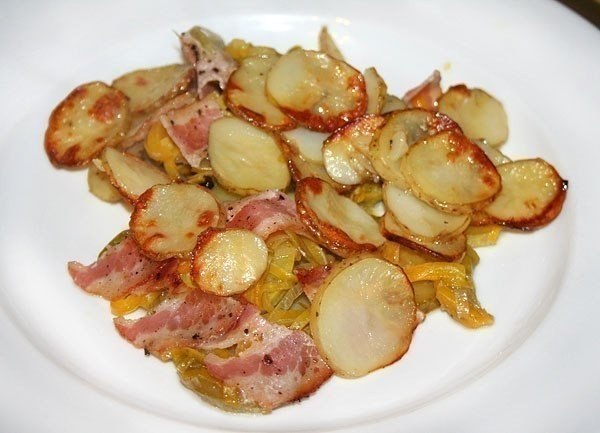 Запечённый молодой картофель с беконом и овощами.Ингредиенты:- картофель- молодой кабачок- жёлтый ...