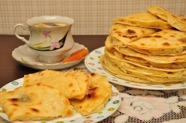 Кыстыбый - вкусные татарские лепешечки с картошкой-пюре.Ингредиенты:Тесто:молоко 130 мляйца 1 ...