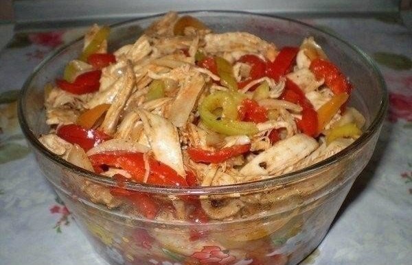 Курица Хе.Ингредиенты:-1 куриная грудка-2-3 шт болгарских сладких перцев(красивее если ...