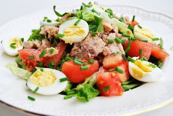 “Летний салат с тунцом и перепелиными яйцами”.Очень лёгкий и вкусный. Мне нравится присутствие в нём ...