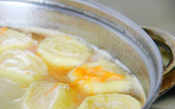 Вкусный куриный суп с сырными рулетиками. Для приготовления нам понадобится: куриный бульон; 4 ... - 4
