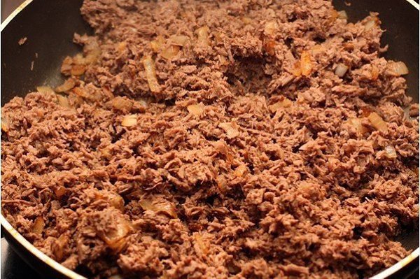 Макароны по-флотски (макароны с мясом).Ингредиенты:Говяжья лопатка — 600 г Соль — 2 ч. л.Лук ... - 7