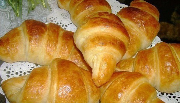 ТОП-6 ВКУСНЫХ РЕЦЕПТОВ КРУАССАНОВ .1. Круассаны вариант из фантастического теста ИНГРЕДИЕНТЫ: мука - ... - 6