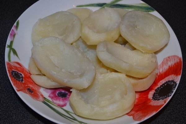 Картофель, фаршированный копченой курицей и овощами под сыром. Нам понадобится: -Картофель – 10 штук ... - 7