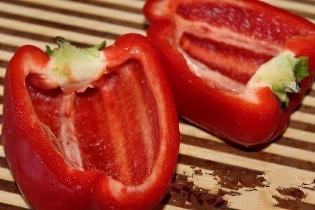 Фаршированный перец запечённый в духовке.Ингредиенты: перец болгарский - 2 шт. грудинка ... - 4