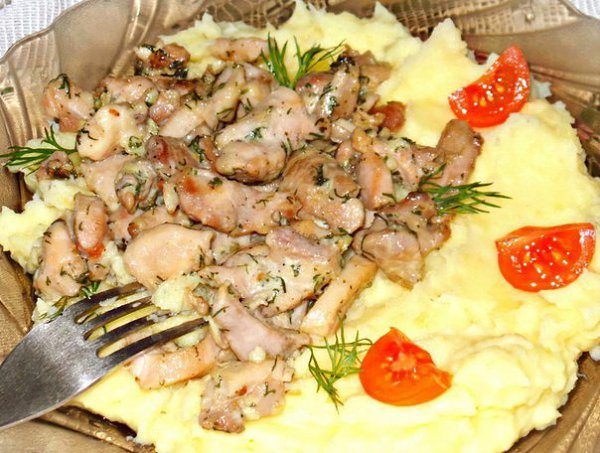 Куриное филе с чесноком и сыром.Готовится быстро, куриное мясо получается очень мягким и нежным со ...