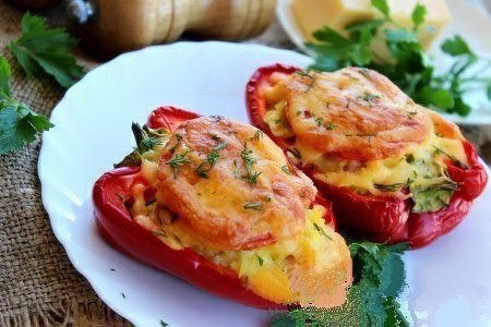 Фаршированный перец запечённый в духовке.Ингредиенты: перец болгарский - 2 шт. грудинка ...