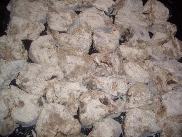 Рыба, запеченная в сметане.Ингредиенты:- 2 кг рыбы (хек, минтай)- 3 головки лука- 2 яйца- 150 г сыра ... - 3