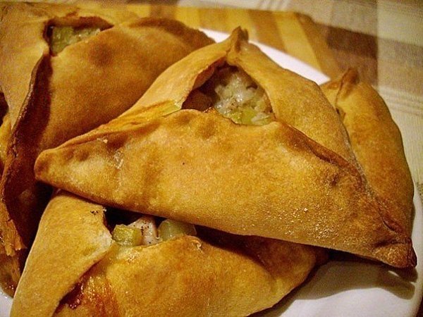 Эчпочмак. Ингредиенты: кефир 0.5 стакана сметаны чайная ложка соли, соды и разрыхлителя желток 100г ...