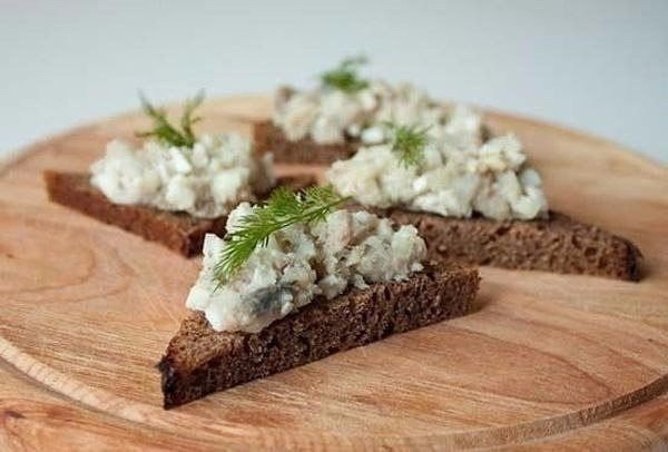 12 ЛУЧШИХ ПАСТ ДЛЯ БУТЕРБРОДОВ: БЫСТРО, ВКУСНО, ПОЛЕЗНО. 1. Из яиц и лука Натрите на крупной терке ... - 9