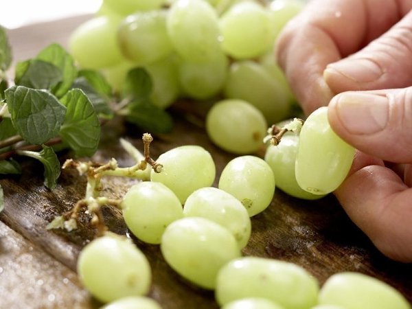 Белая сангрия с виноградом и дыней.Ингредиенты:Виноград — 600 г Маленькая дыня — 1 шт.Лимон — 1 ... - 3