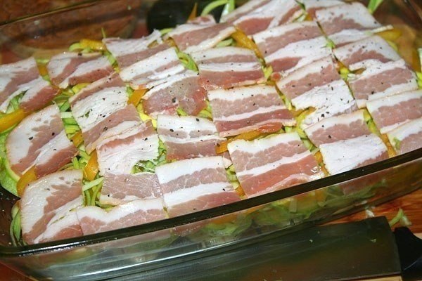 Запечённый молодой картофель с беконом и овощами.Ингредиенты:- картофель- молодой кабачок- жёлтый ... - 4