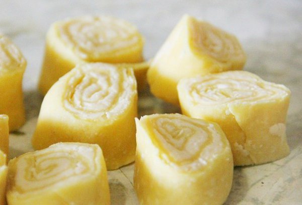 Вкусный куриный суп с сырными рулетиками. Для приготовления нам понадобится: куриный бульон; 4 ... - 5
