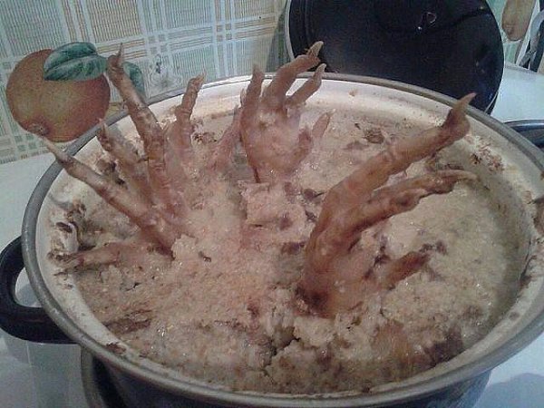 Сварила собаке кашу с куриными лапками...Настроение было хорошее, гаденькое...Позвала домочадцев, ...