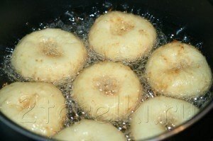 Творожные шарики и пончики.Очень вкусный десерт!Ингредиенты:на 360-400 г. творога —3 яйца;3 ст.л. ... - 7