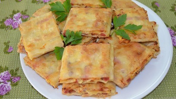 Жареный лаваш с колбасой и сыром. Это очень быстрая и простая закуска, которую можно приготовить на ...