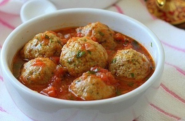 Тефтели в томатном соусе.Ингредиенты: 500 г мясного фарша 1 морковка 2 репчатой лук 1 стакан риса 2 ...