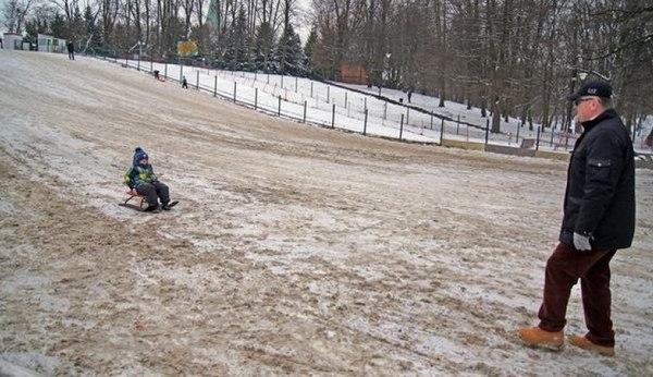 Забота или жадность? В калининградском парке засыпали песком бесплатную горку, чтобы дети катались ...