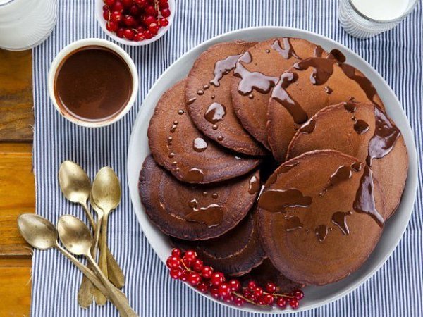 Шоколадные оладушки.Сохрани рецепт этой невероятной вкуснятины!Ингредиенты:Кефир — 400 млМука — 300 ...