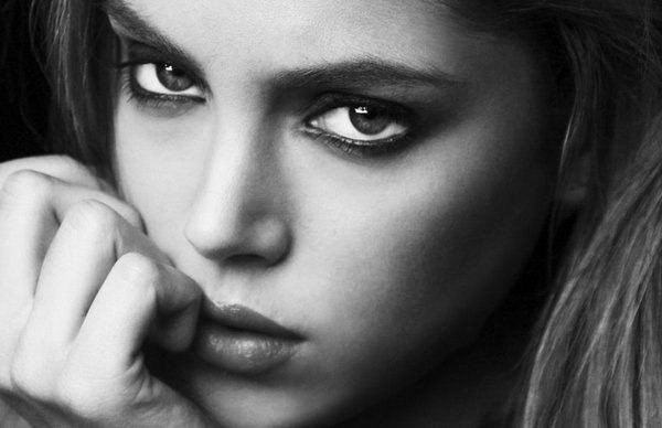 Может стала умней, может стала циничней, но так много людей мне теперь безразличны.