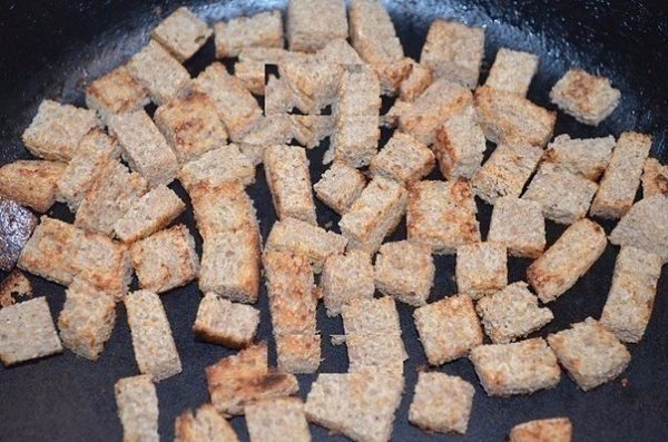 Салат с фасолью, сыром и сухариками.Ингредиенты:Фасоль красная в собственном соку — 1 банкаКукуруза ... - 5