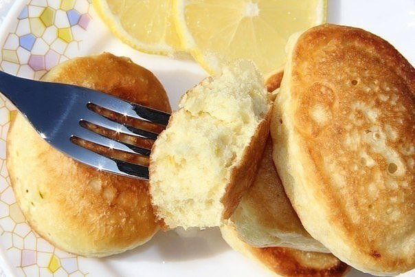 Пышные оладьи на кефире без яиц.Я часто пеку своим домочадцам всевозможные оладушки. Им особенно ...