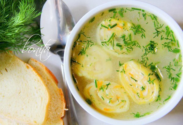 Вкусный куриный суп с сырными рулетиками. Для приготовления нам понадобится: куриный бульон; 4 ... - 6