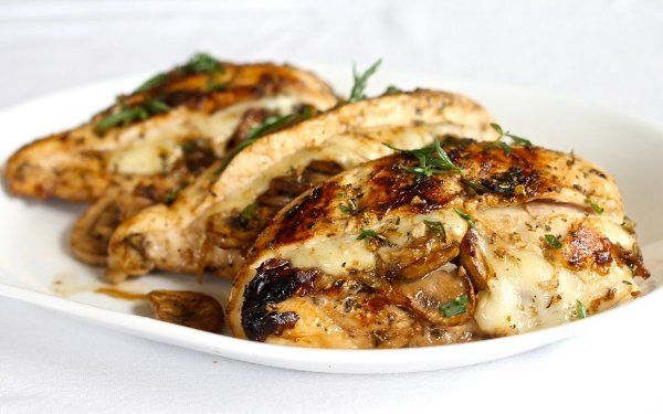 Курица, фаршированная грибами и сыром.Ингредиенты:Куриные грудки — 6 шт.Грибы — 450 гЧеснок — 2 ...