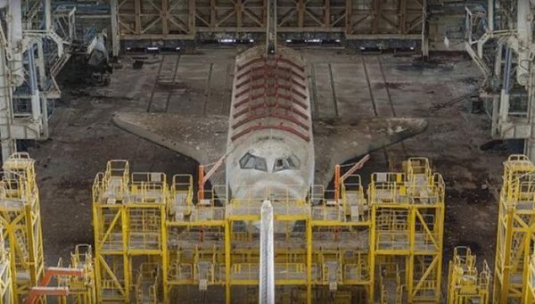 Заброшенный ангар рядом с космодромом Байконур в Казахстане.