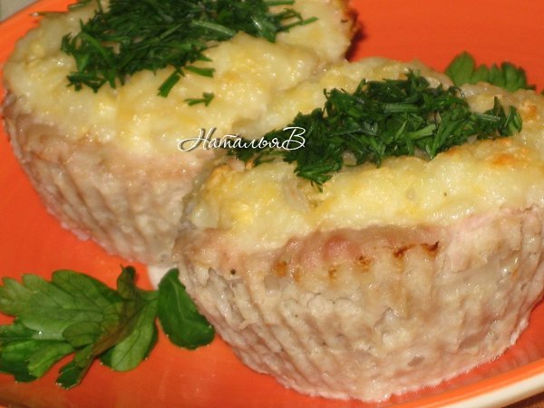 Детское меню - мясные корзиночки с картофелем и сыром.Из данного количества ингредиентов получается ...