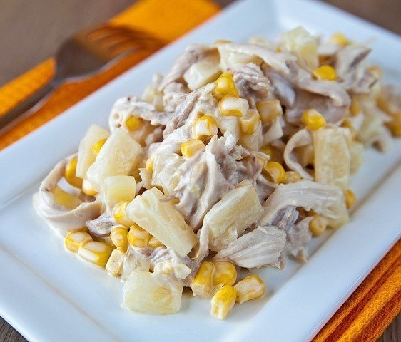 Легкий и сытный салат с курицей .на 100грамм - 121.48 ккалБ/Ж/У - 15/3.3/7.01 Ингредиенты: Филе ...