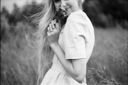— Вы никогда не были замужем? — Нет. — А я-то думаю, откуда такое счастливое, не тронутое бытом ...