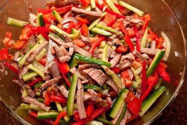 Салат с говядиной и овощами.Ингредиенты:говядинакрасный сладкий перецмаринованные огурчикикрасный ...