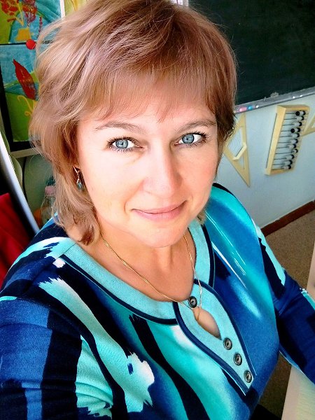 Обычная женщина... в сквере на лавочке... На солнышке нежась, прикрыла глаза... О чём, интересно, ...