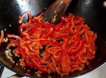 Вкуснятина: курица стир-фрай с кисло-сладком соусе. Ингредиенты на 6 порций: 800 г куриного филе ... - 5