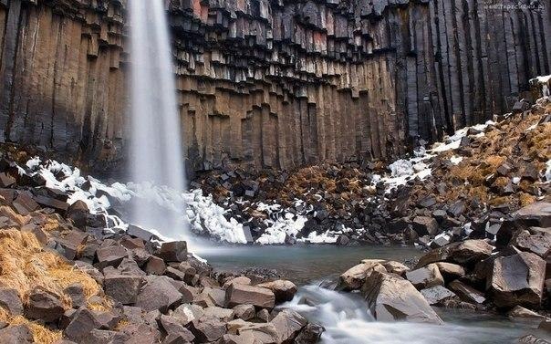   (Svartifoss)     .    ...