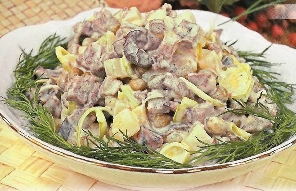 Салат мясной с грибами.Ингредиенты: мясо - 100 г картофель - 1 шт. шампиньоны - 100 г зеленый ...