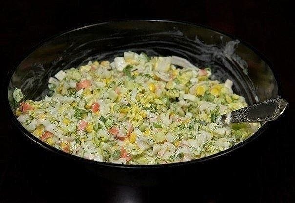 Салат из крабовых палочек с пекинской капустой.Ингредиенты: 450 г крабовых палочек 5-6 листьев ...