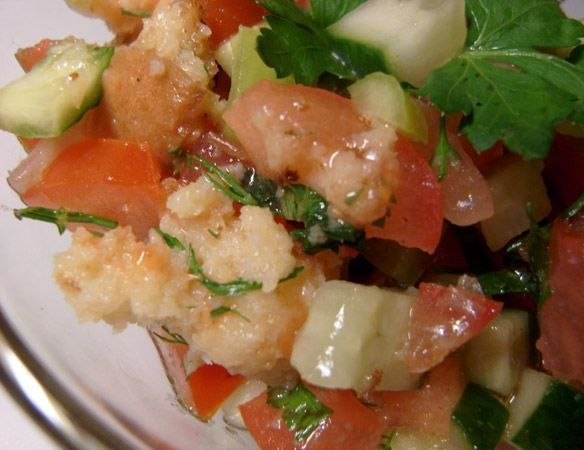 Итальянский хлебный салат (панцанелла).Панцанелла (Panzanella) - это итальянский салат из овощей и ...