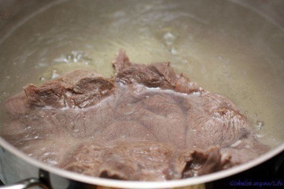Традиционные блинчики с мясом.Автор: Анна КростенскаяИнгредиенты:700 г голяшка говяжья без кости250 ... - 2