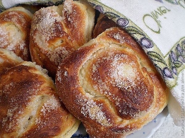 Пышные сахарные булочки.. В такую погоду хочется посидеть за чашечкой горячего кофе или чая и ...
