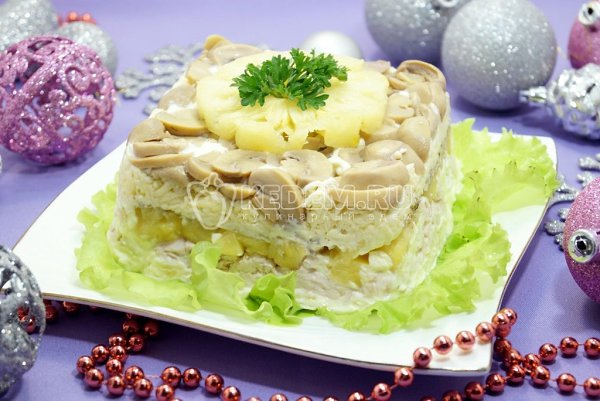 Слоеный салат с ананасами и грибами «Этюд».Ингредиенты:Куриное филе 200 гСыр 200 гАнанас ...