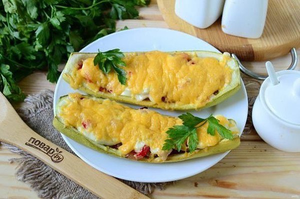 Кабачки, фаршированные куриной грудкой.Ингредиенты:Кабачок — 1 ШтукаКуриная грудка — 150 ГраммПерец ...