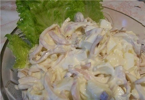 Очень вкусный салат из кальмаров с плавленым сыром. Ингредиенты: - кальмары — 300 г, - яйца — 2 шт, ...