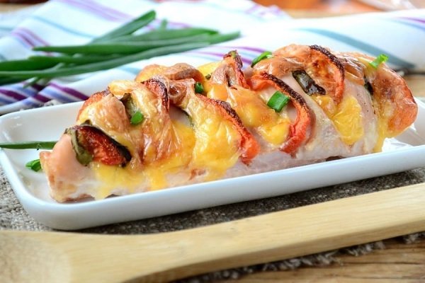 Куриный каприз.Количество порций: 2 шт.Сохрани себе Ингредиенты:Куриная грудка — 250 гСыр твердый — ...