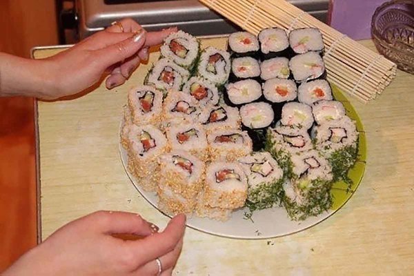 ТЕ, КТО ЛЮБЯТ СУШИ ОЦЕНЯТ.Мастер-класс по приготовлению роллов