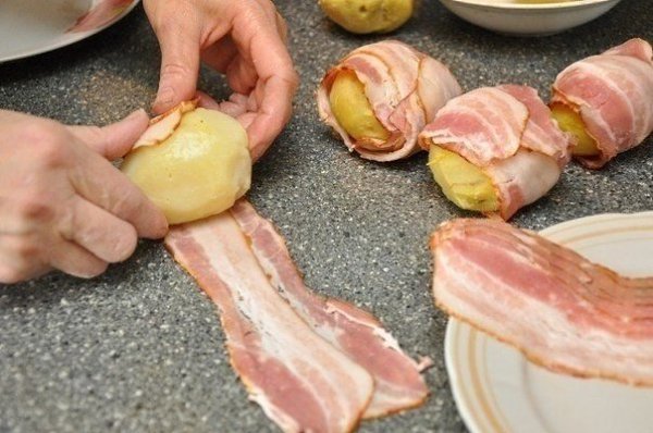Картошка в беконовой одёжке.Ингредиенты:Картофелин средней величины - 8-1- шт.Бекон (готовой ... - 4