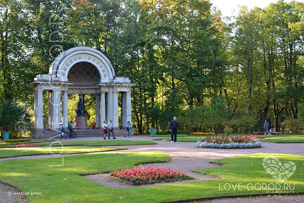 Павловск (Петербург) / достопримечательность.Павильон Росси (Павловский парк)Павильон Росси вблизи ...