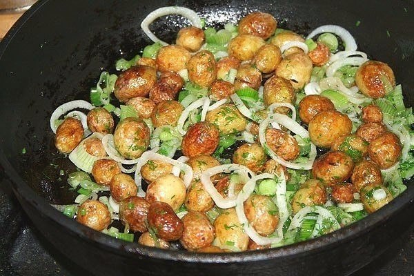 Блюда из молодой картошки: три вкусных рецепта.1.Блюда из молодой картошки. Картофель с грибами ...