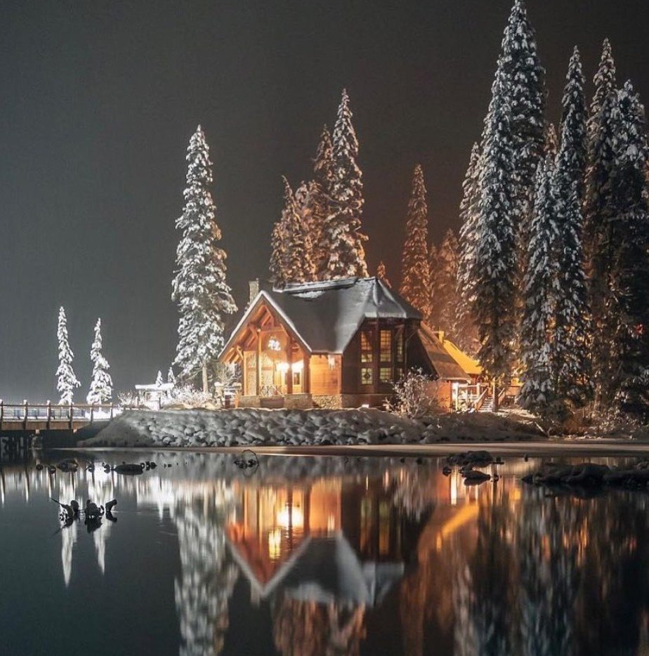 Спокойной ночи красивая зимняя ночь. Зимний дом. Новогодний пейзаж. Новогодний дом в лесу. Новогодняя зима.